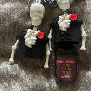 Skeleton Hand Sanitizer Holder: 𝓗𝓪𝓵𝓵𝓸𝔀𝓮𝓮𝓷  2023 Set of 2 + a sanitizer